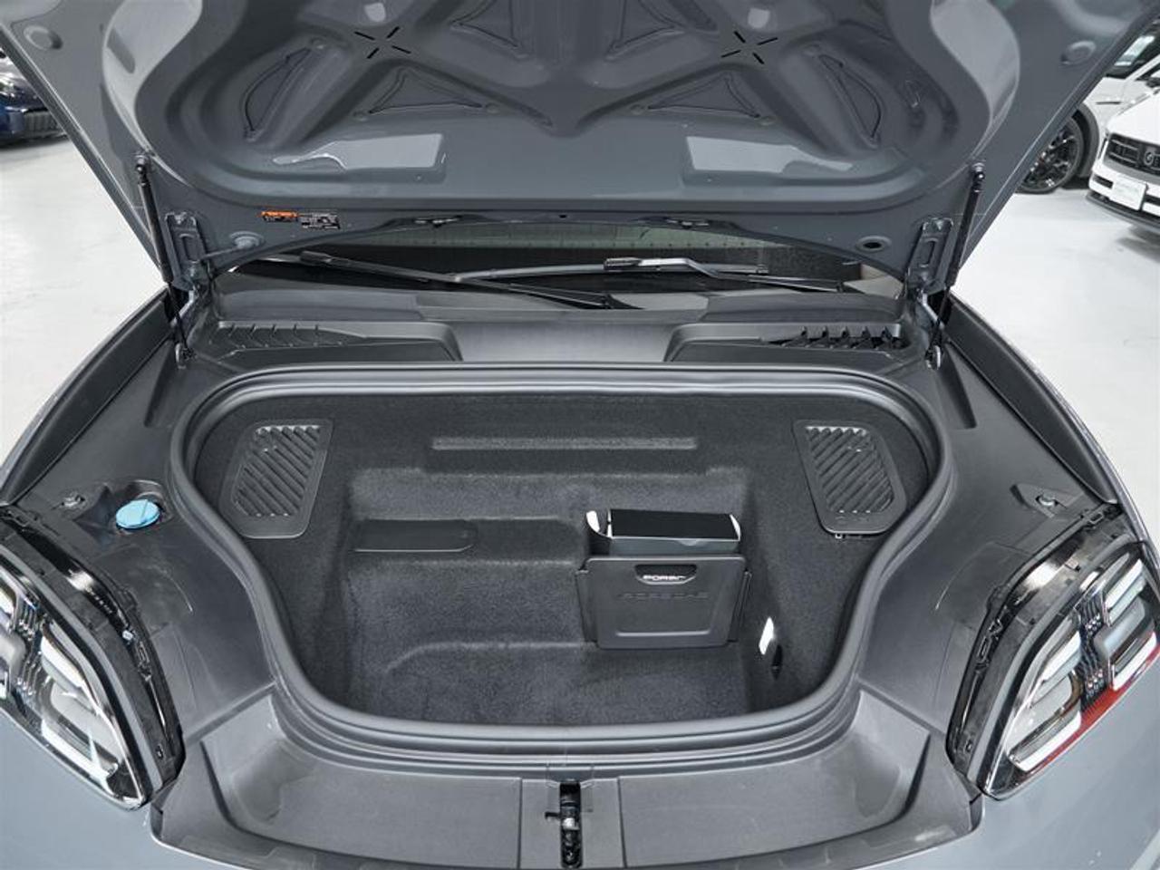 2025 Porsche Macan Electric 4S AWD Photo