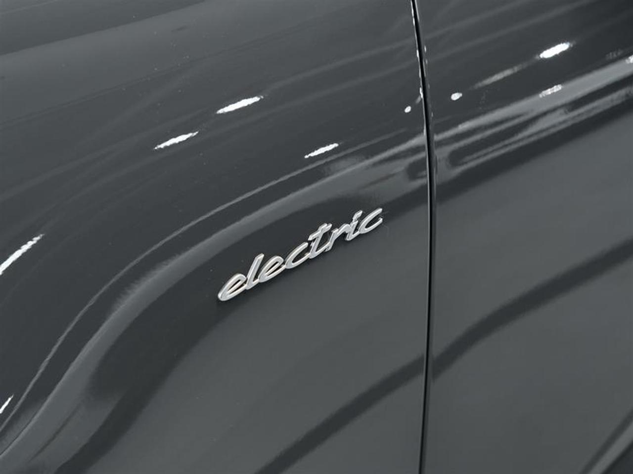 2025 Porsche Macan Electric 4S AWD Photo