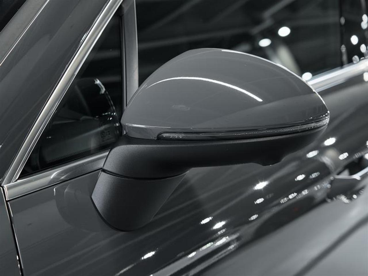 2025 Porsche Macan Electric 4S AWD Photo