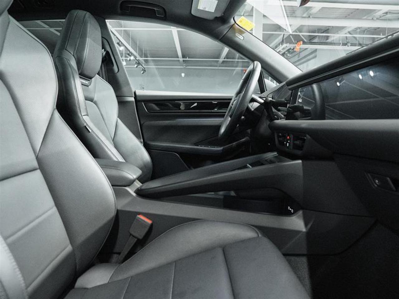 2025 Porsche Macan Electric 4S AWD Photo