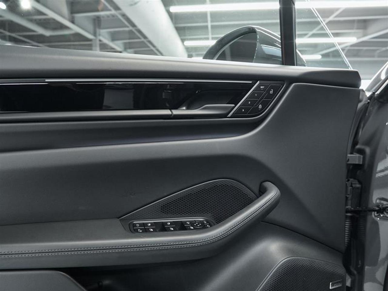 2025 Porsche Macan Electric 4S AWD Photo