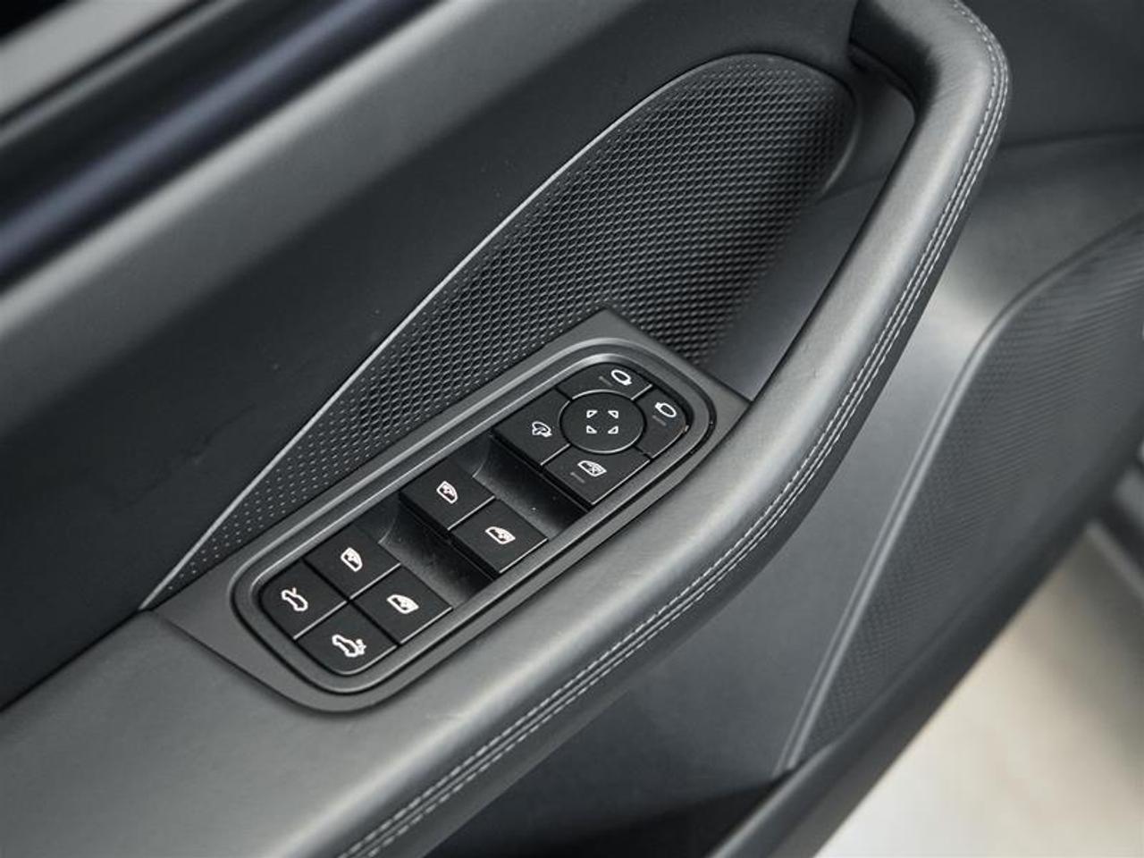2025 Porsche Macan Electric 4S AWD Photo