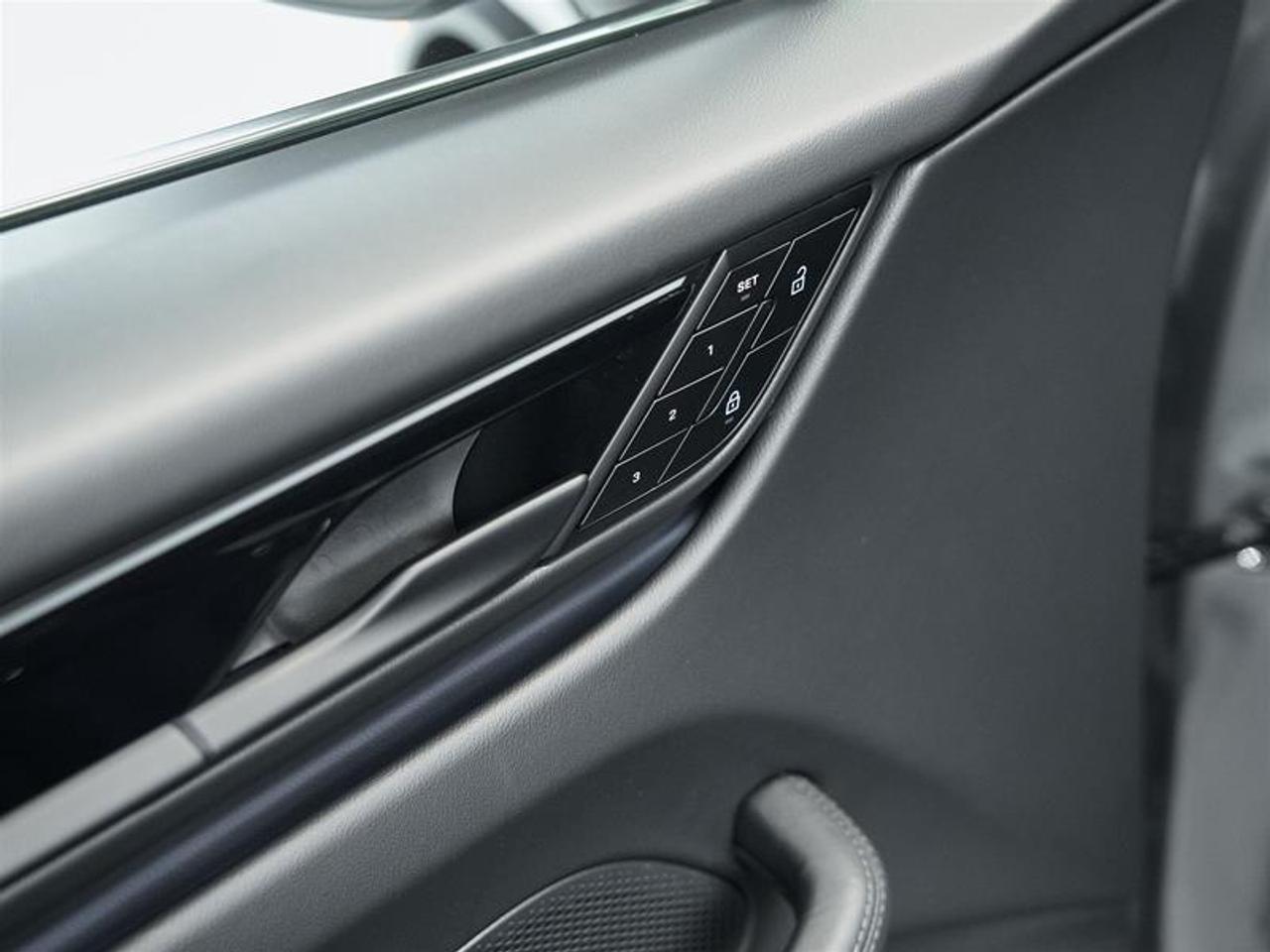 2025 Porsche Macan Electric 4S AWD Photo