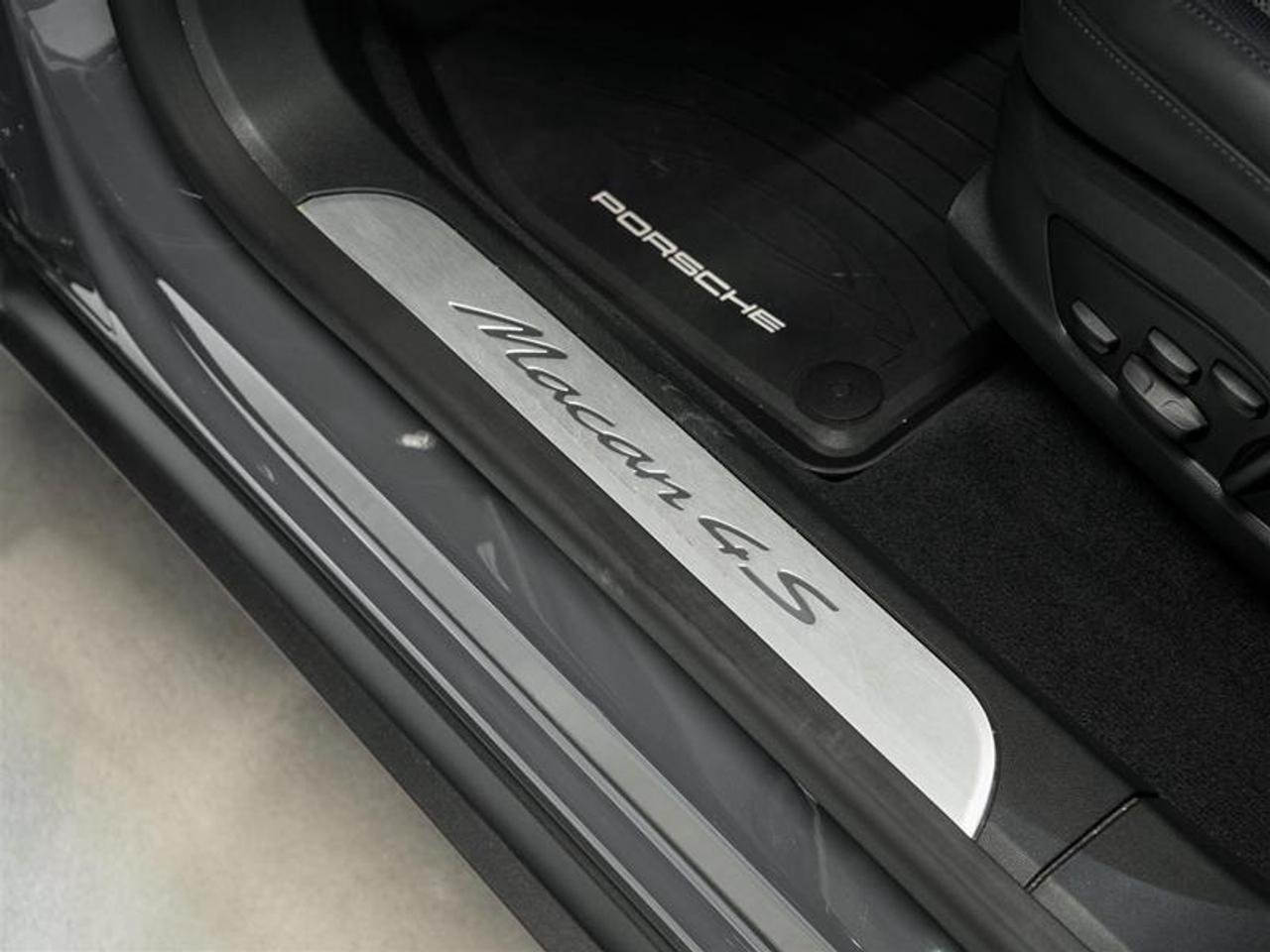 2025 Porsche Macan Electric 4S AWD Photo