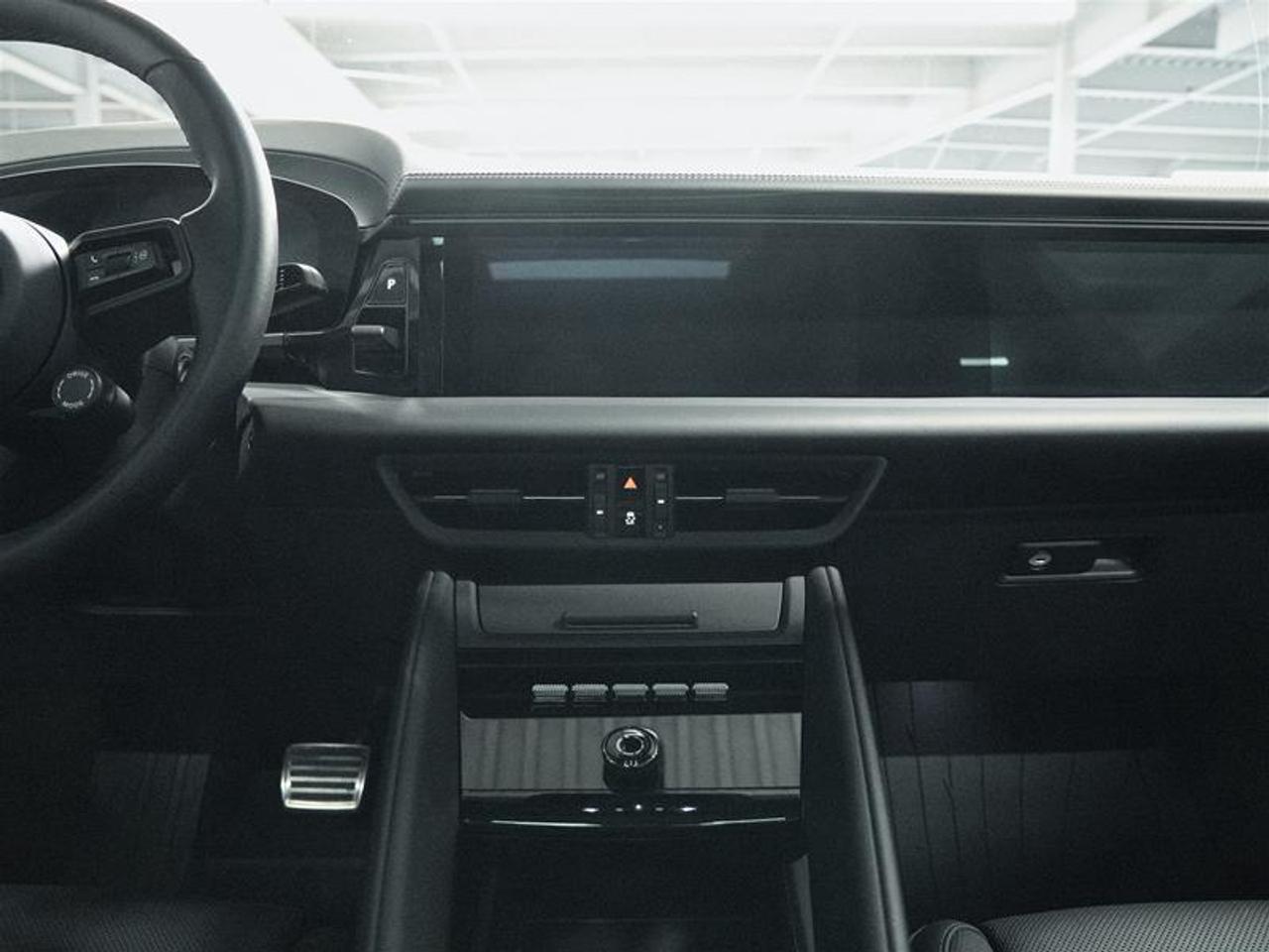 2025 Porsche Macan Electric 4S AWD Photo