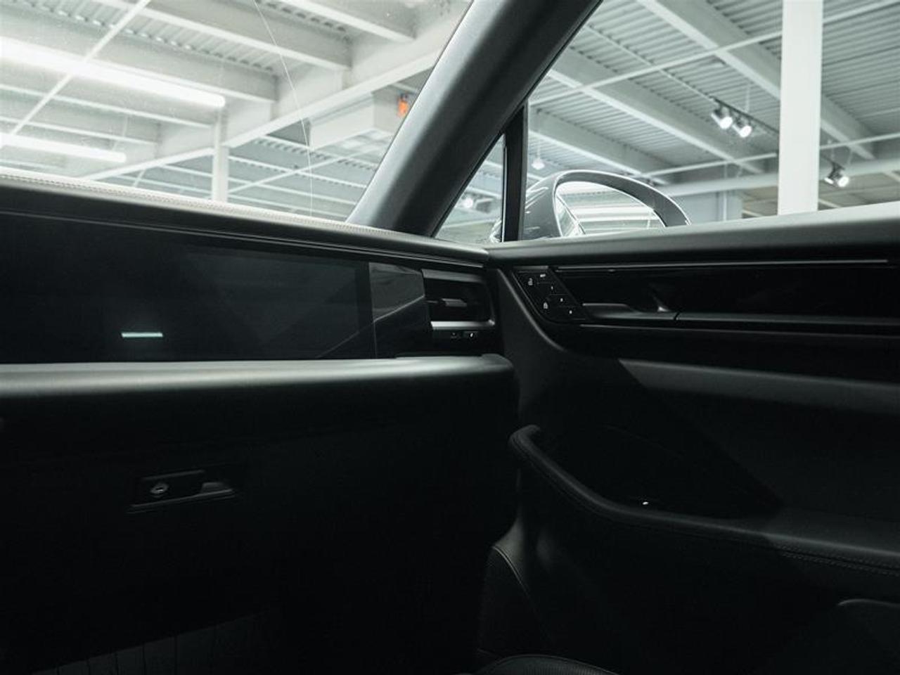 2025 Porsche Macan Electric 4S AWD Photo