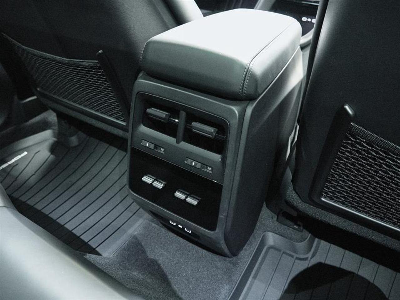 2025 Porsche Macan Electric 4S AWD Photo