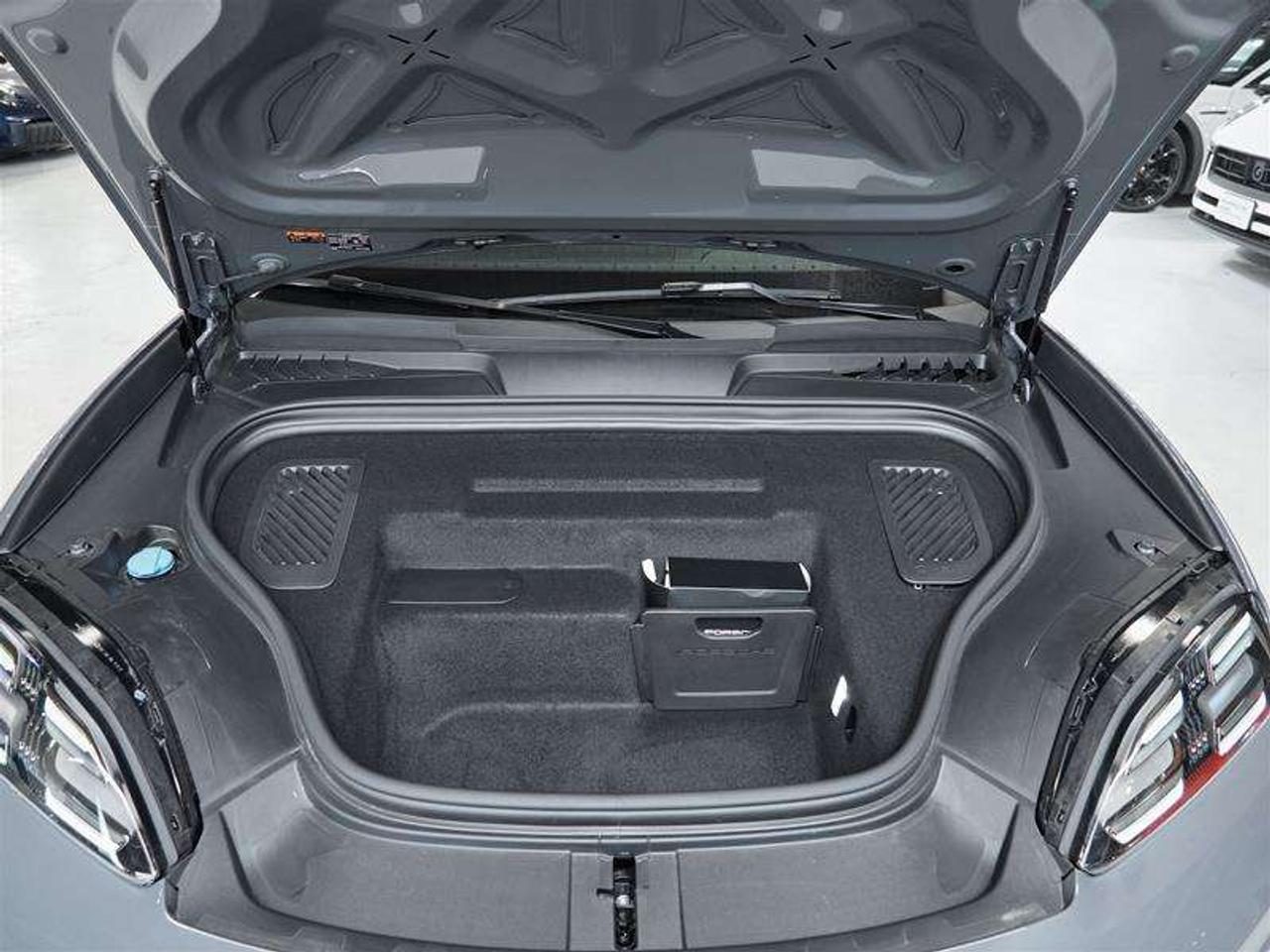 2025 Porsche Macan Electric 4S AWD Photo