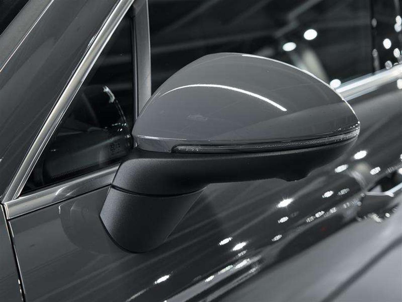 2025 Porsche Macan Electric 4S AWD Photo
