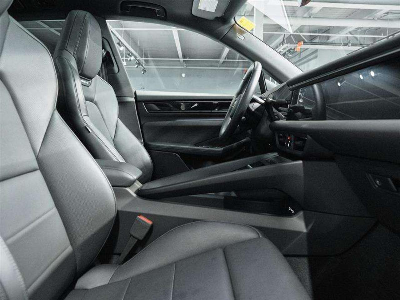 2025 Porsche Macan Electric 4S AWD Photo