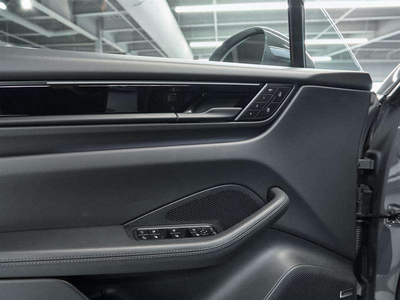 2025 Porsche Macan Electric 4S AWD Photo