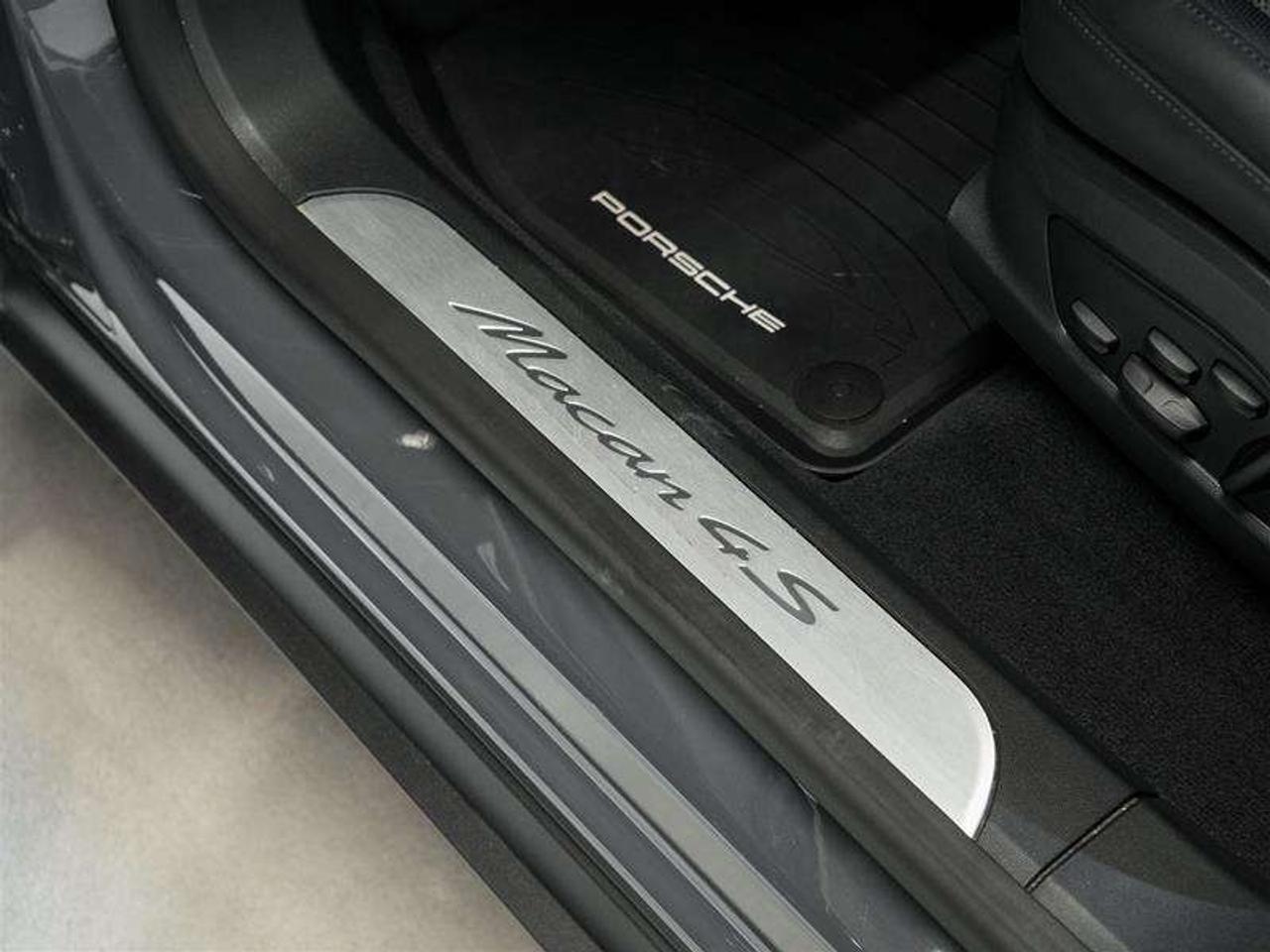 2025 Porsche Macan Electric 4S AWD Photo