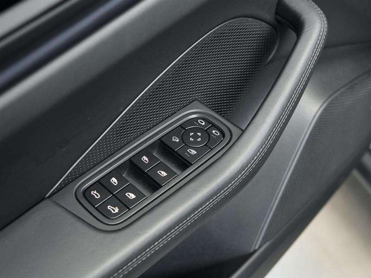 2025 Porsche Macan Electric 4S AWD Photo
