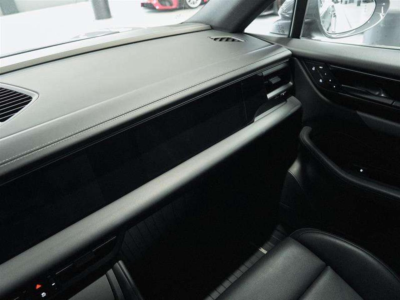 2025 Porsche Macan Electric 4S AWD Photo
