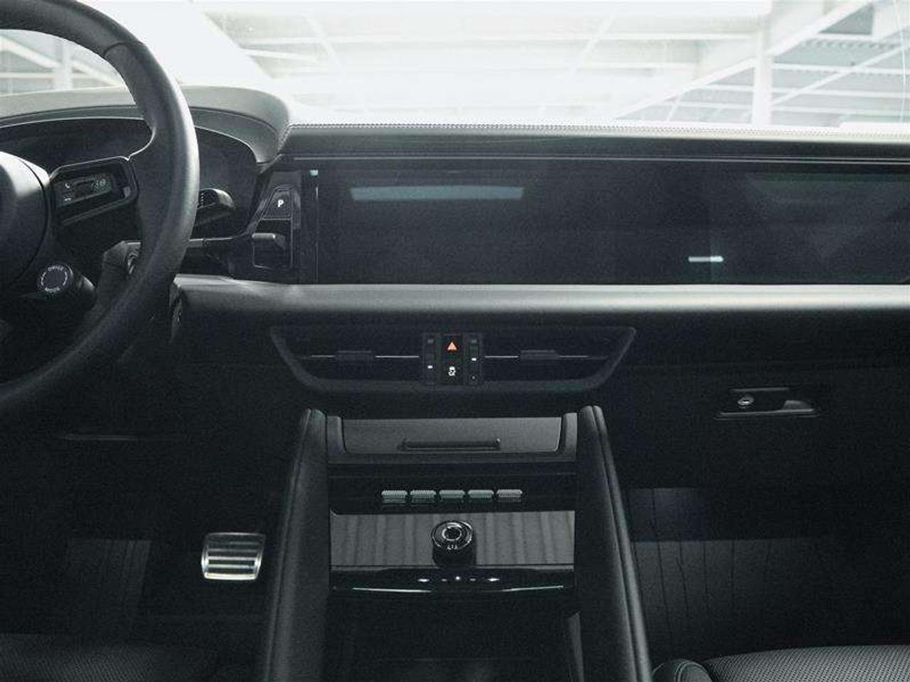 2025 Porsche Macan Electric 4S AWD Photo