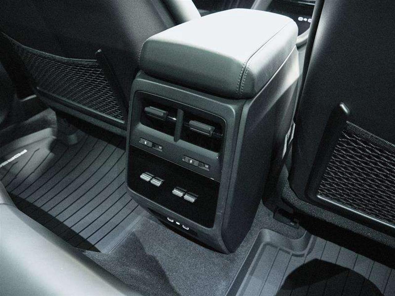 2025 Porsche Macan Electric 4S AWD Photo