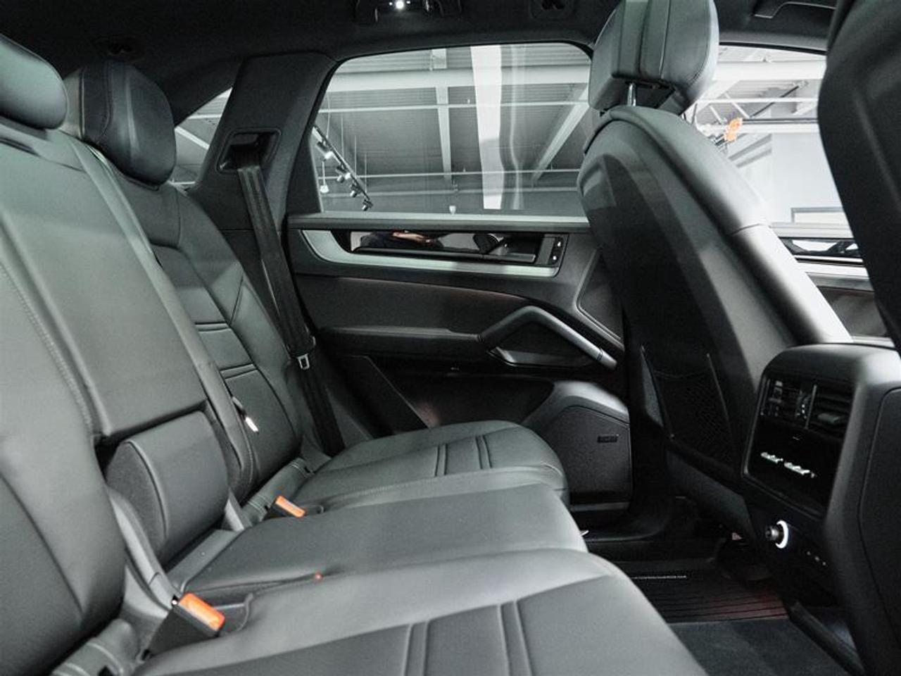 2025 Porsche Cayenne AWD Photo