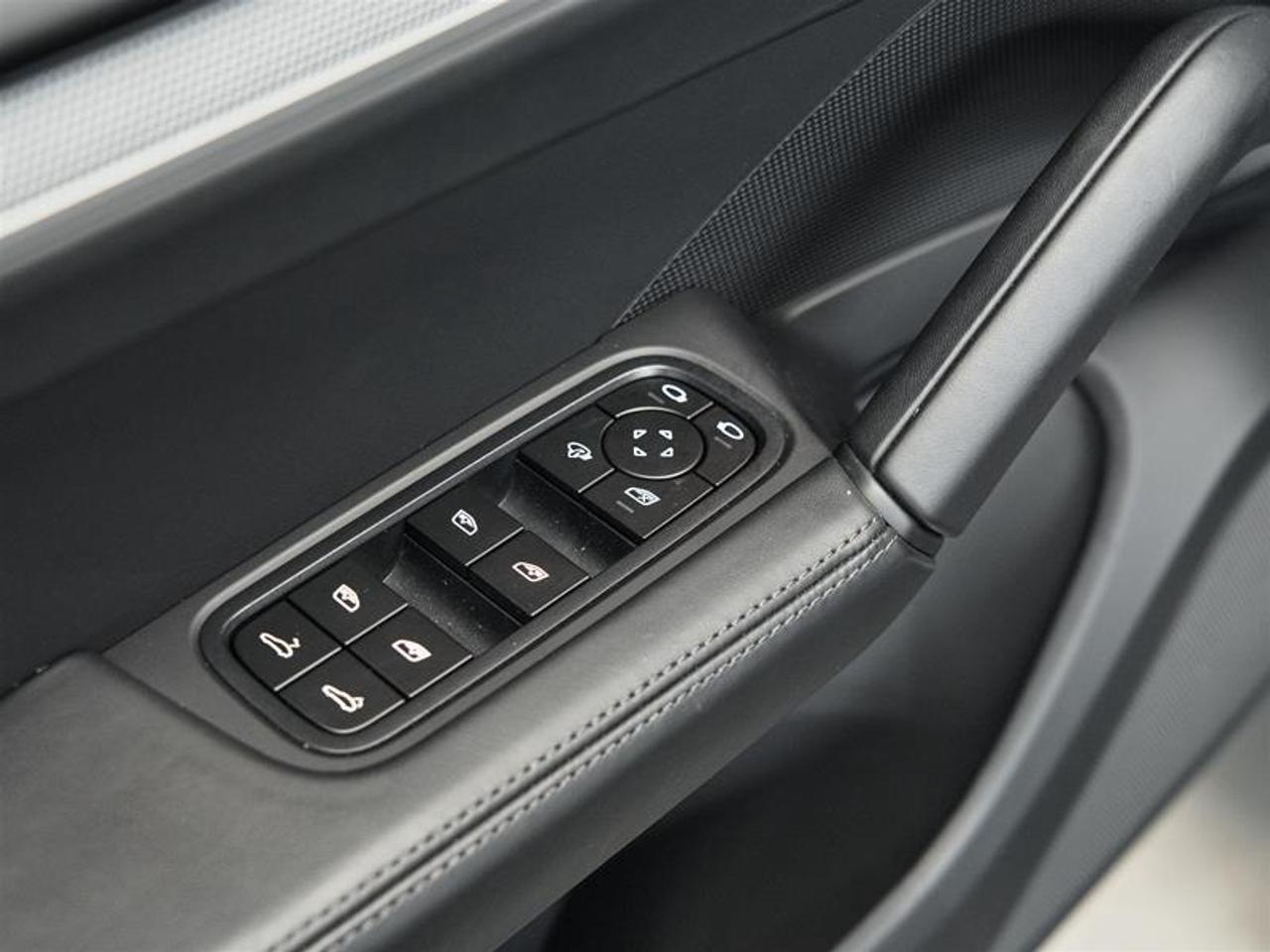 2025 Porsche Cayenne AWD Photo