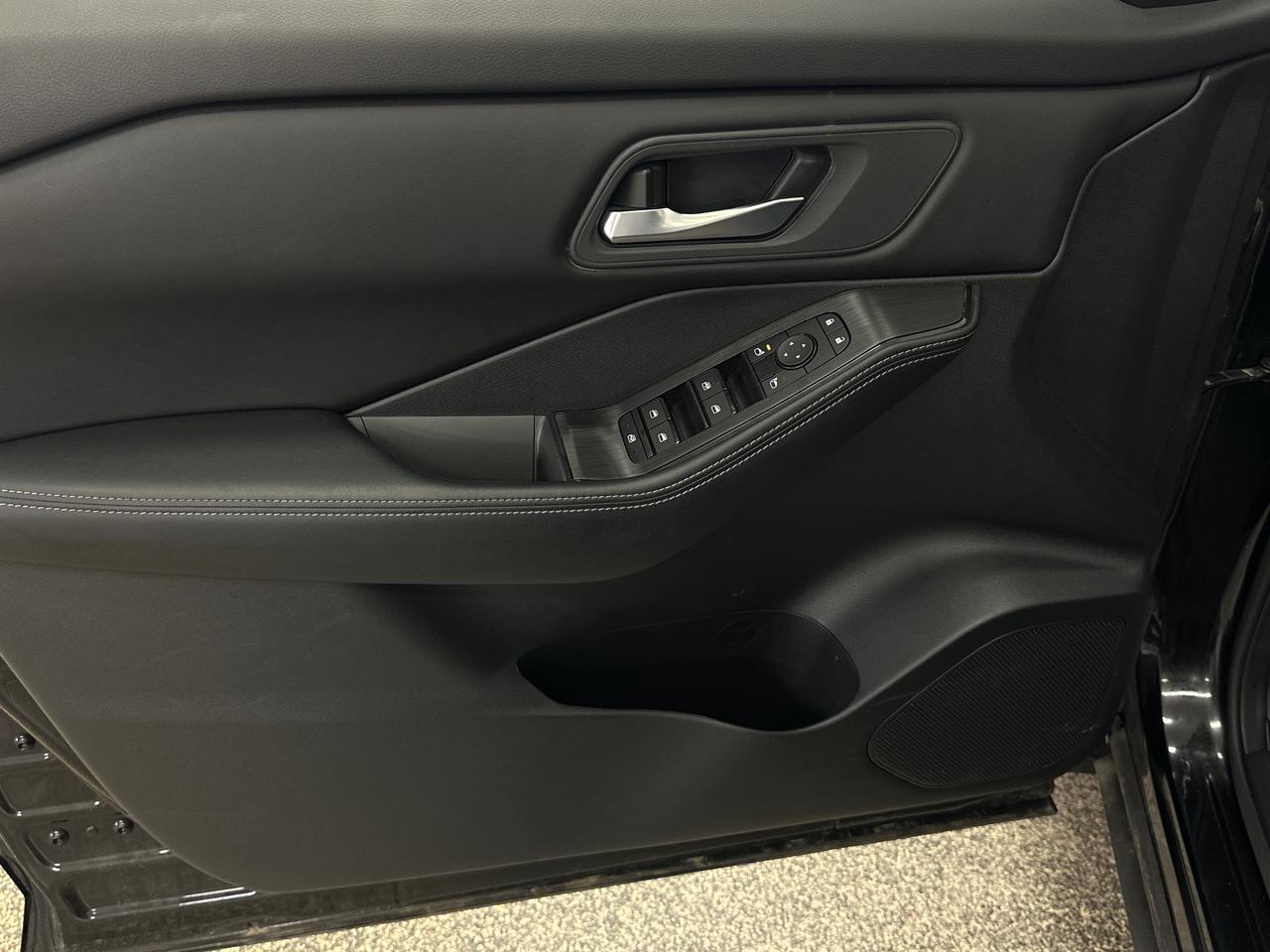 2024 Nissan Rogue SV MOONROOF Photo