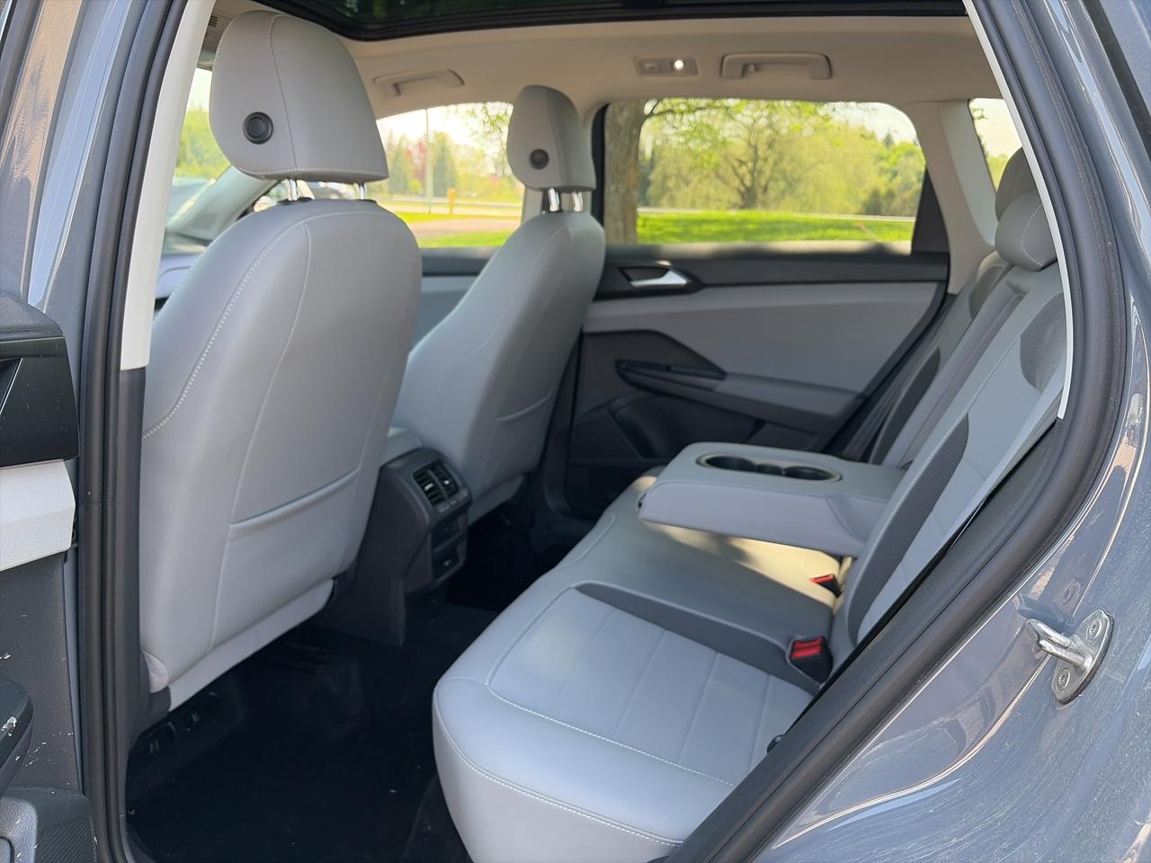 2022 Volkswagen Taos Comfortline 4MOTION   Pano Roof   Heated Seats Photo