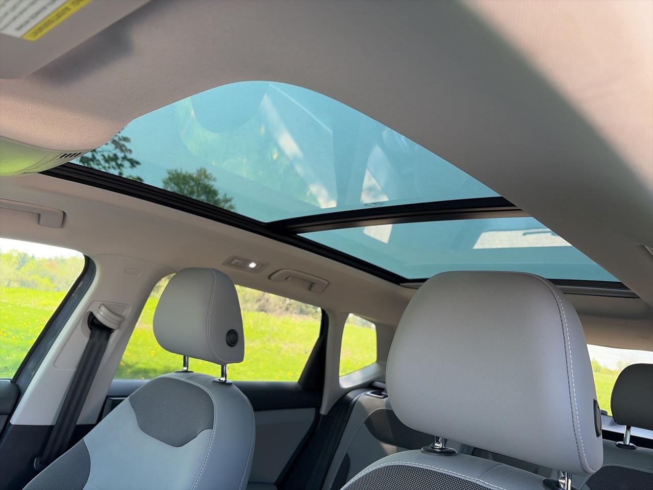 2022 Volkswagen Taos Comfortline 4MOTION   Pano Roof   Heated Seats Photo