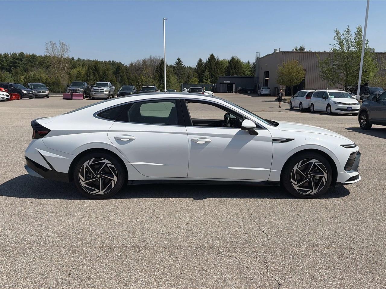 2025 Hyundai Sonata Preferred-Trend AWD  Pano Roof Heated/Cooled Seats Photo2