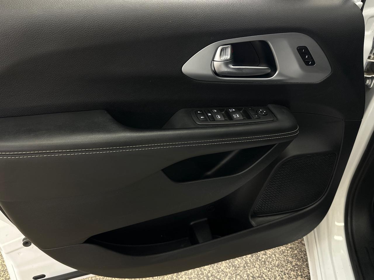 2023 Chrysler Pacifica Touring-L Photo