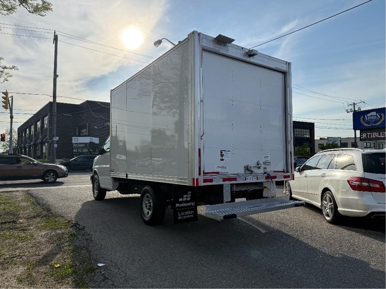 2024 GMC Savana 3500 14Foot Box 3500 Only63,350km Certified RollOffRamp Photo