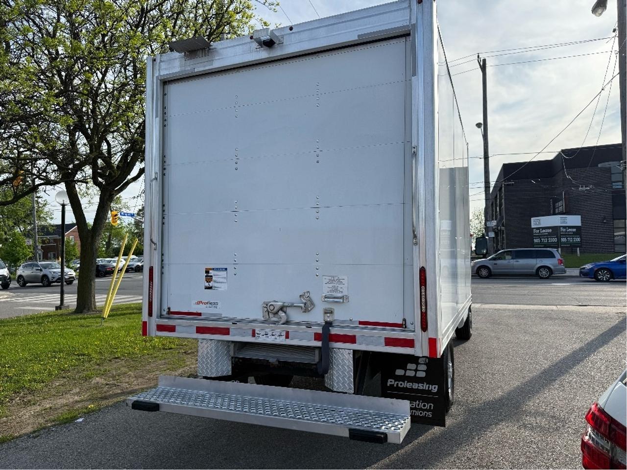2024 GMC Savana 3500 14Foot Box 3500 Only63,350km Certified RollOffRamp Photo