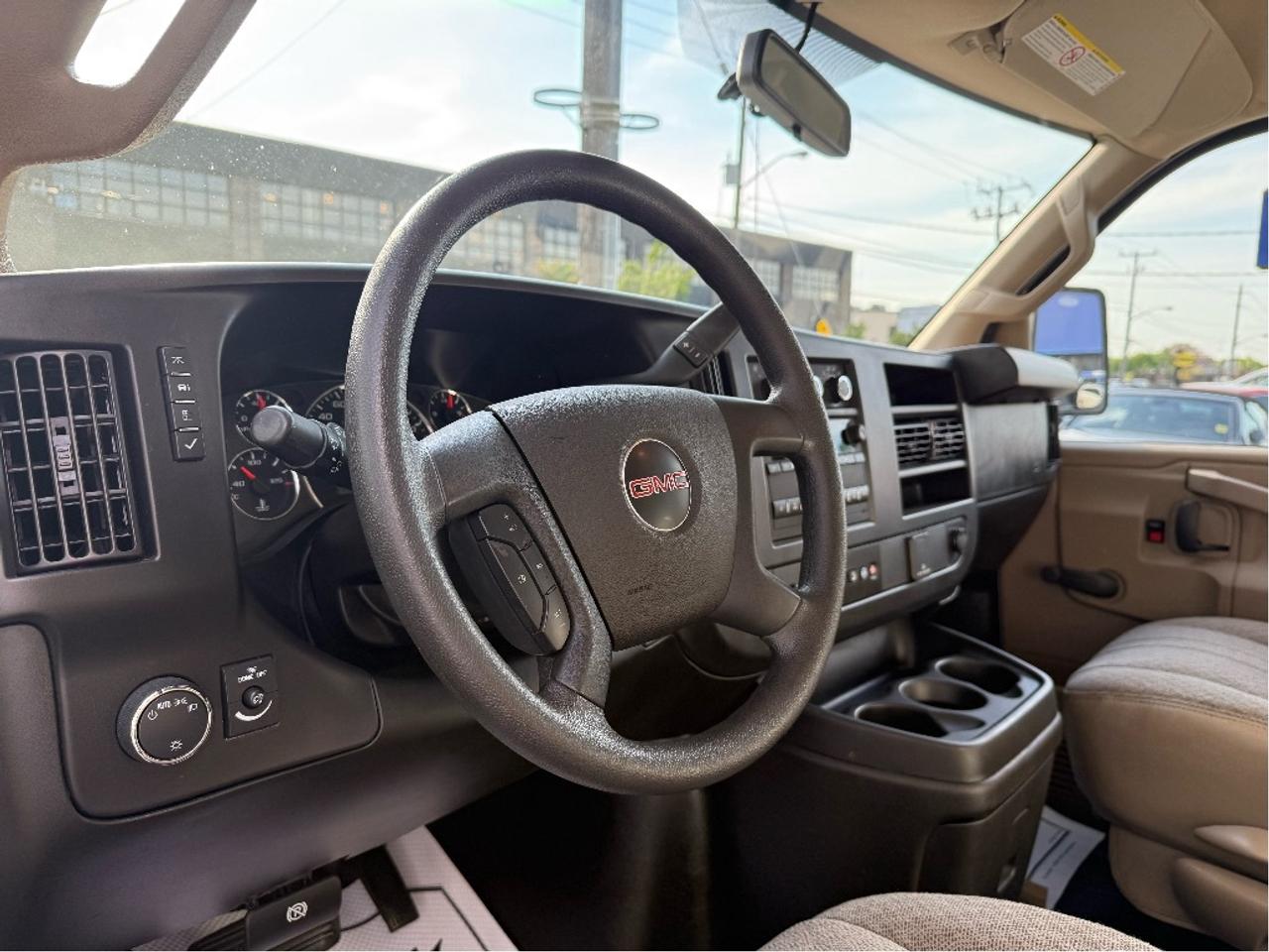 2024 GMC Savana 3500 14Foot Box 3500 Only63,350km Certified RollOffRamp Photo