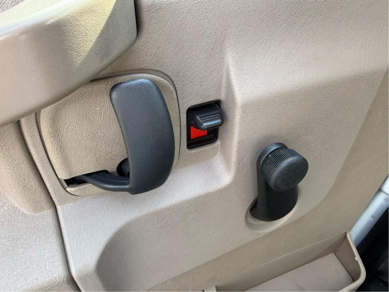 2024 GMC Savana 3500 14Foot Box 3500 Only63,350km Certified RollOffRamp Photo