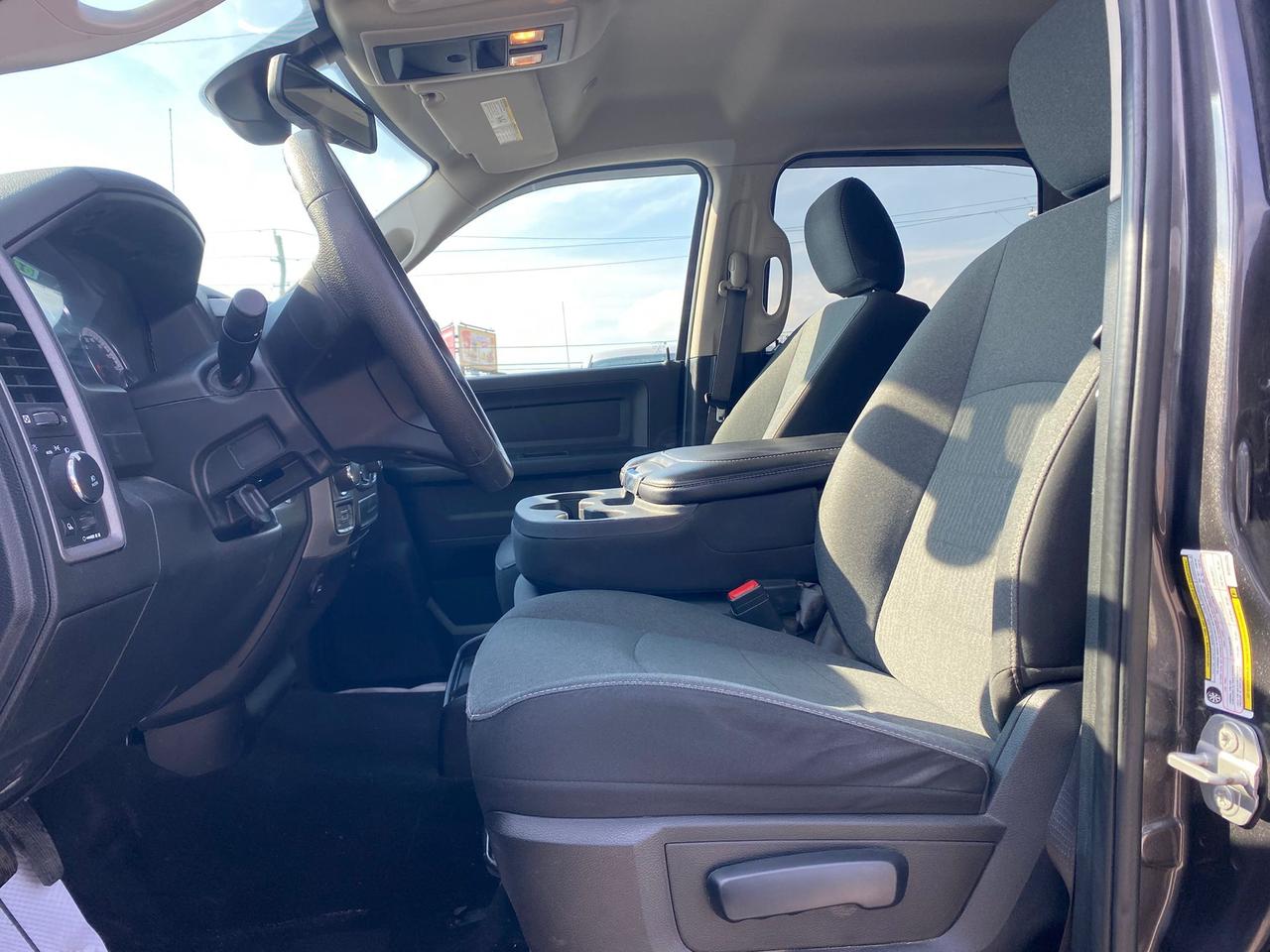 2021 RAM 1500 Classic Express Crew Cab 4x4 ~Bluetooth ~Tonneau ~Camera Photo