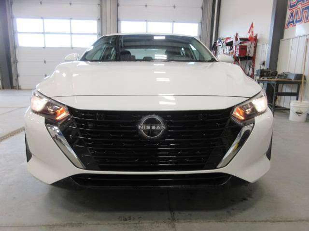 2024 Nissan Sentra 6-SPEED MANUAL! A/C, APPLE/ANDROID, JUST 20K! Photo