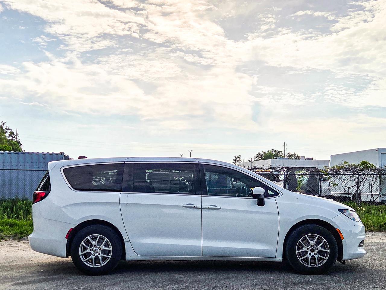 2022 Chrysler Grand Caravan SXT Photo3