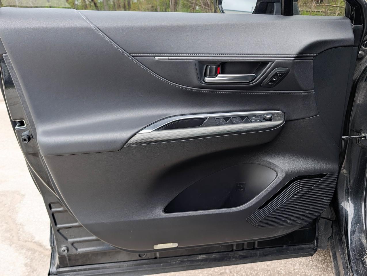2024 Toyota Venza XLE Photo