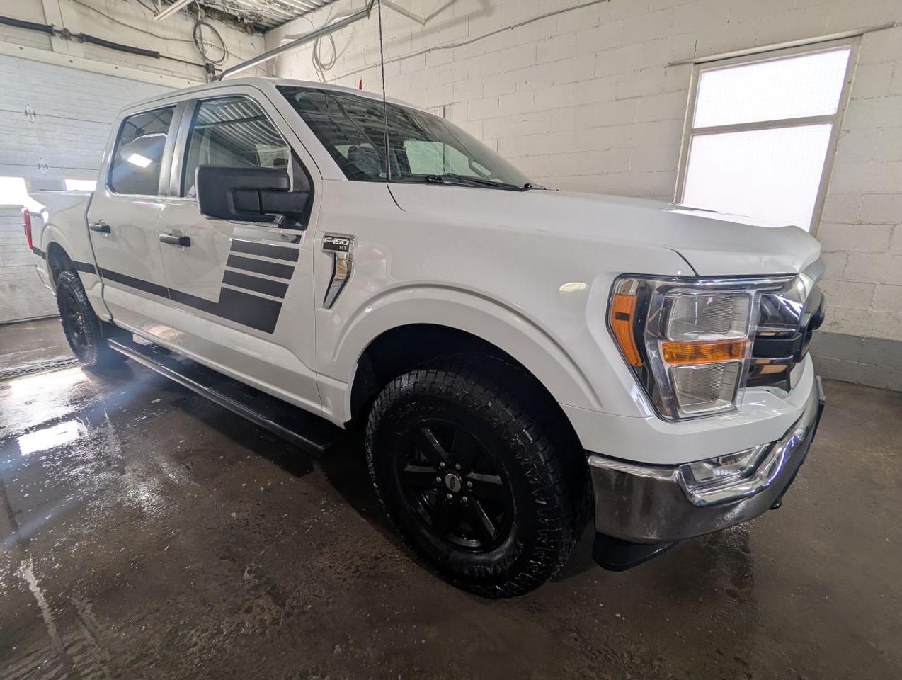 2022 Ford F-150 XLT SUPERCREW 4X4 WITH NAVIGATION!! Photo2