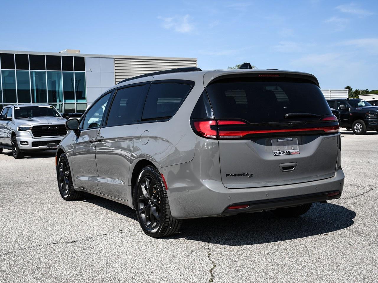 2023 Chrysler Pacifica Touring L FWD Photo