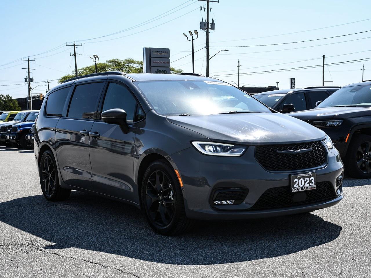 2023 Chrysler Pacifica Touring L FWD Photo4