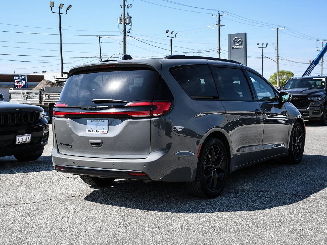 2023 Chrysler Pacifica Touring L FWD Photo
