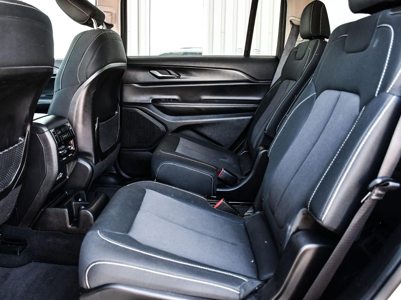 2023 Jeep Grand Cherokee L Laredo 4x4 Photo