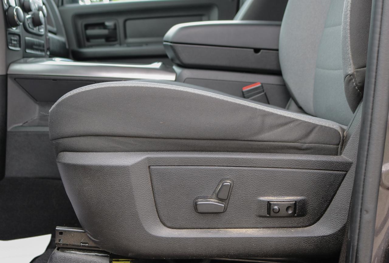 2022 RAM 1500 Classic Express 4x4 Quad Cab 6'4  Box | REMOTE START | Photo