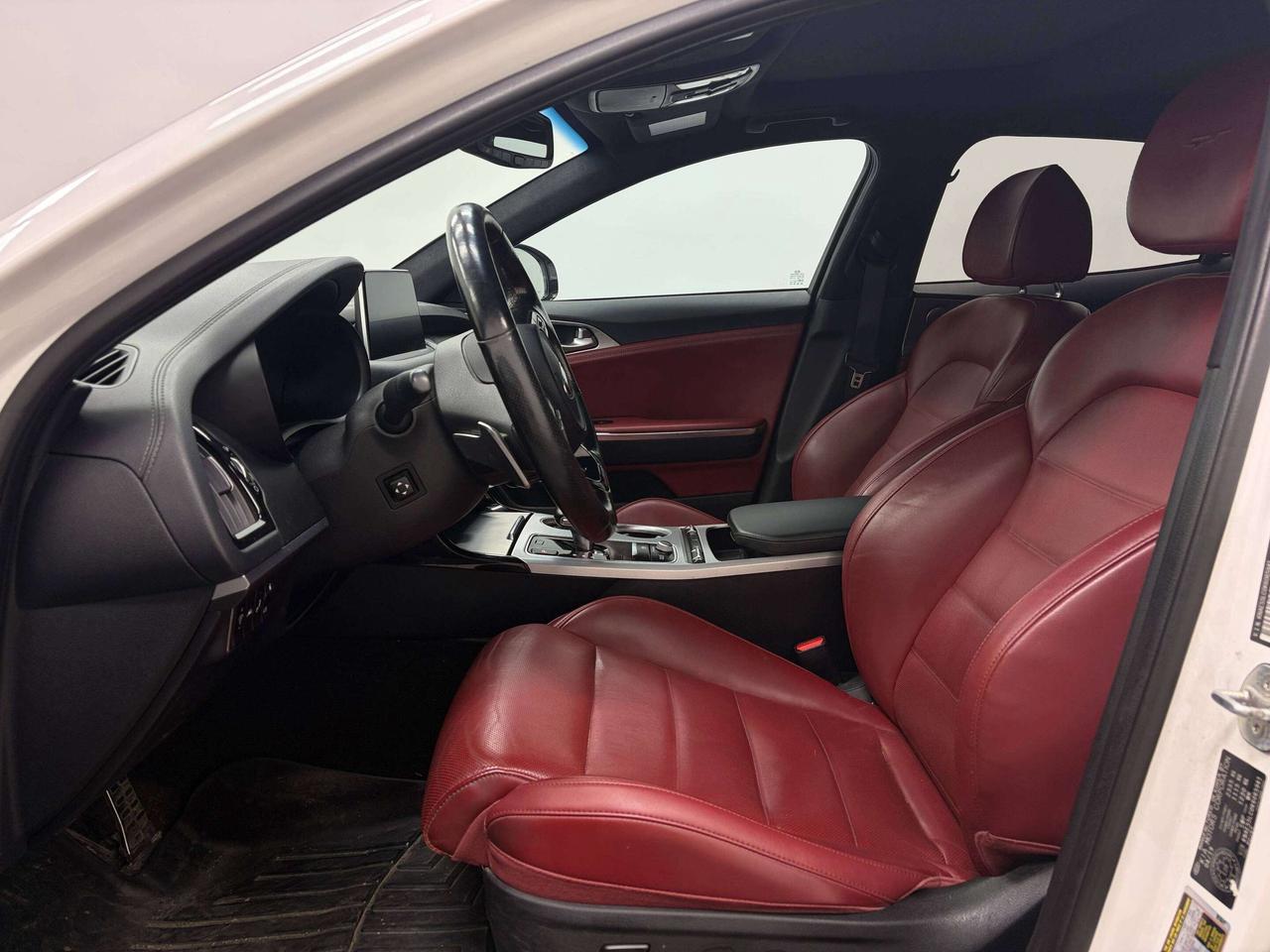 +Avertisseur de d&eacute;rive de la trajectoire / Lane departure warning 
+Affichage t&ecirc;te haute / Heads up display (HUD) 
+Apple Carplay 
+Android Auto 
+Bluetooth 
+Cam&eacute;ra de recul / Backup camera 
+Commandes de radio au volant / Steering wheel audio controls 
+D&eacute;marrage &agrave; bouton / Push button start 
+Hayon &eacute;lectrique / Electric hatch 
+Si&egrave;ges en cuir / Leather interior 
+Changements de vitesses au volant / Paddle shifters 
+R&eacute;gulateur de vitesse  / Cruise control 
+R&eacute;gulateur de vitesse adaptatif / Adaptive cruise control 
+Si&egrave;ges chauffants / Heated seats 
+Si&egrave;ges refroidissants / Cooled seats 
+Syst&egrave;me dassistance stationnement / Park assist system 
+Syst&egrave;me de navigation / Navigation system 
+Surveillance des angles morts / Blind spot monitoring 
+Syst&egrave;me d&eacute;vitement de collision / Collision warning system 
+Toit ouvrant / Sunroof 
+Volant chauffant / Heated Steering wheel 
+Syst&egrave;me dassistance conduite / Driver assist technology 
+V&eacute;rifi&eacute; par Carfax / Carfax verified
+Kilom&eacute;trage certifi&eacute; / Certified kilometers
+Historique dentretien / Maintenance history
+Protection m&eacute;canique disponible / Mechanical protection available
+Ce v&eacute;hicule a &eacute;t&eacute; achet&eacute; dun particulier / This vehicle was bought from a private seller



Visitez notre page Google pour voir tous les commentaires positifs que nos clients nous laissent.
 
Financement rapide et facile, 1ere, 2e et 3e chances au cr&eacute;dit, approbation en 30 minutes, taux dacceptation tr&egrave;s &eacute;lev&eacute;. 

Essayez notre demande de cr&eacute;dit s&eacute;curis&eacute; en ligne, sans obligation! 

Nous sommes les sp&eacute;cialistes des autos, fourgonnettes, VUS, 4x4, et les camions l&eacute;gers jusqu&agrave; une tonne. 

*Seulement le nettoyage de base du v&eacute;hicule, fait par un sous-traitant, est inclus. Pour un perfectionnement de lesth&eacute;tique int&eacute;rieur/ext&eacute;rieur, dont une d&eacute;contamination de la peinture, des retouches de peinture, faites par nos experts en esth&eacute;tique, une somme de 249$ sera ajout&eacute;e &agrave; votre facture. Aussi disponible, loption dimmatriculer la voiture sur place, qui vous permet d&eacute;pargner du temps et le co&ucirc;t de 25$ du transit temporaire.

*************

Since 1975 AutoFlash has offered the best price-quality and excellent service. 

Visit our Google page to read all the nice things our clients have to say about us.

We have financing for all credit situations. 1st 2nd 3rd chance credit with an excellent approval rate!

Try our secured online credit application any time, with no obligation! 

We specialize in all brands, makes and models. Whether you need a car, truck, SUV or minivan, we can help you.

And if we dont have it, well find it for you!

*Only the basic cleaning of the vehicle, done by a subcontractor, is included in the advertised price. For a complete interior/exterior detailing, done by our esthetic specialists, which includes a complete paint decontamination and paint touch-ups if needed, an amount of 249$ will be added to your invoice. Also available, in-house licensing, which allows you to save the $25 for a temporary Transit.