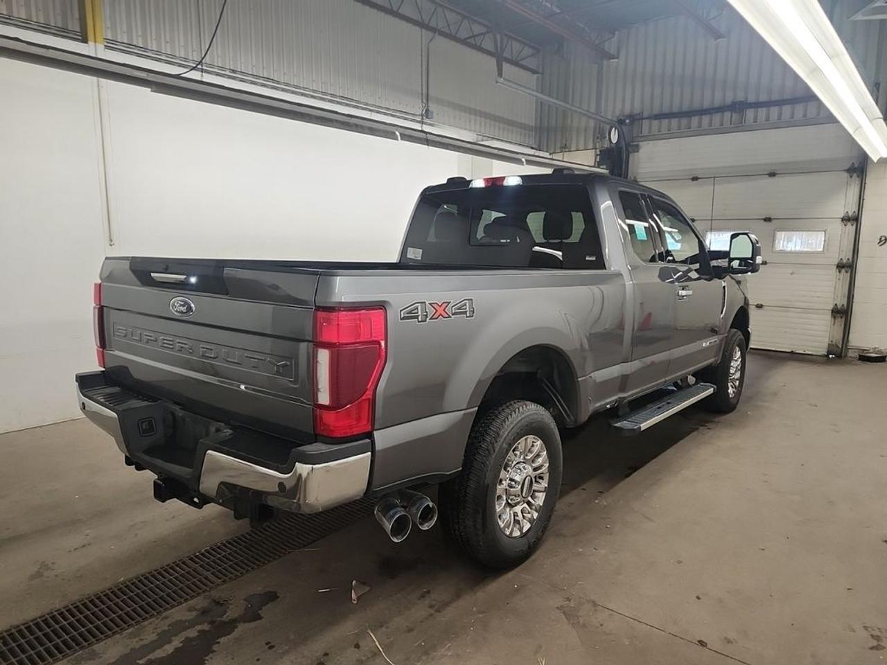 2022 Ford F-250 Super Duty SRW Lariat Photo2