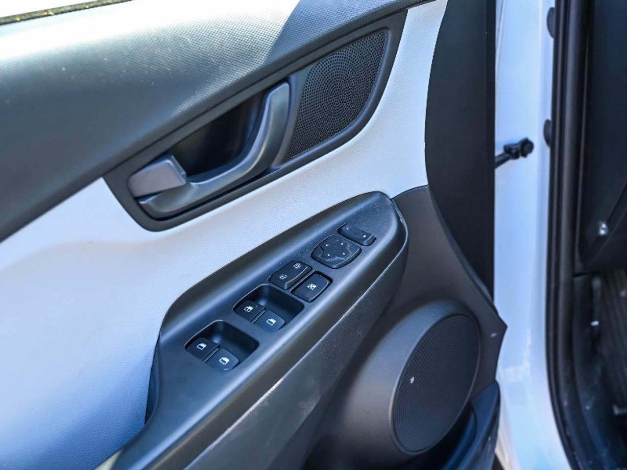 2022 Hyundai KONA LE Photo