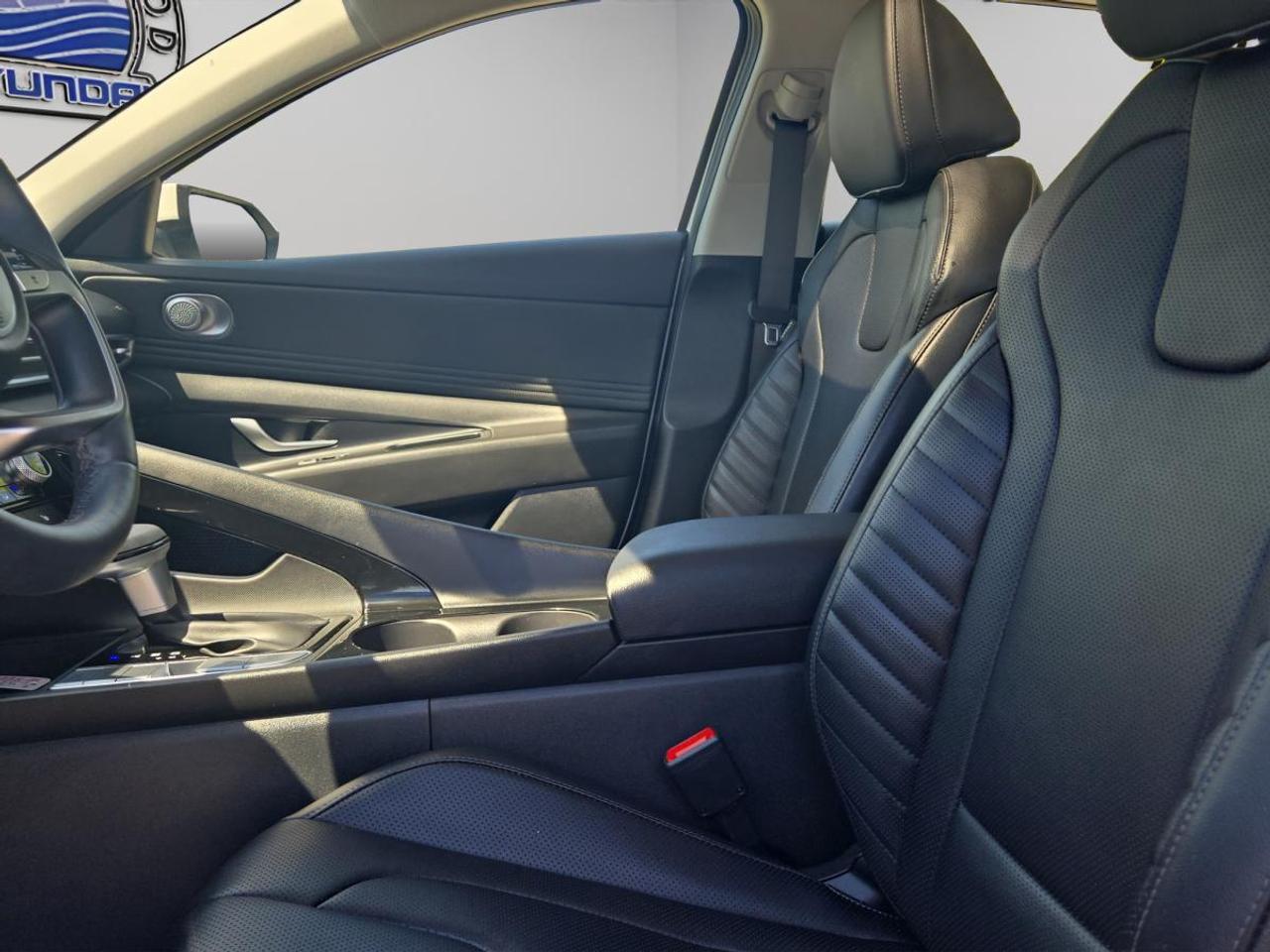2024 Hyundai Elantra Luxury Photo