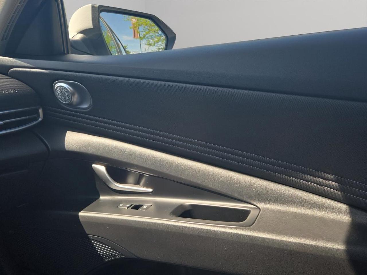 2024 Hyundai Elantra Luxury Photo