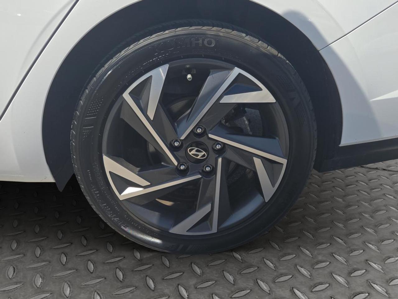 2024 Hyundai Elantra Luxury Photo