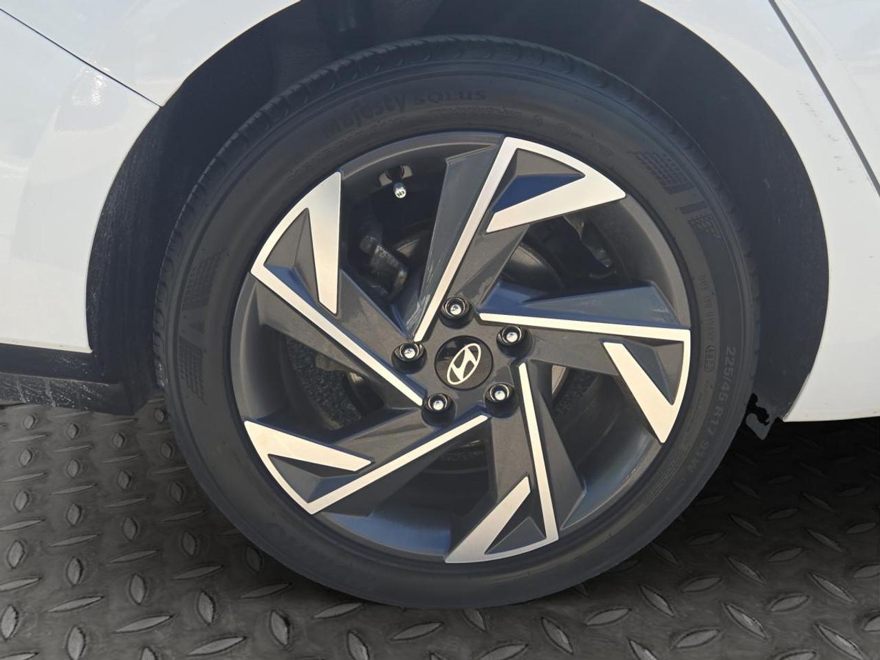 2024 Hyundai Elantra Luxury Photo