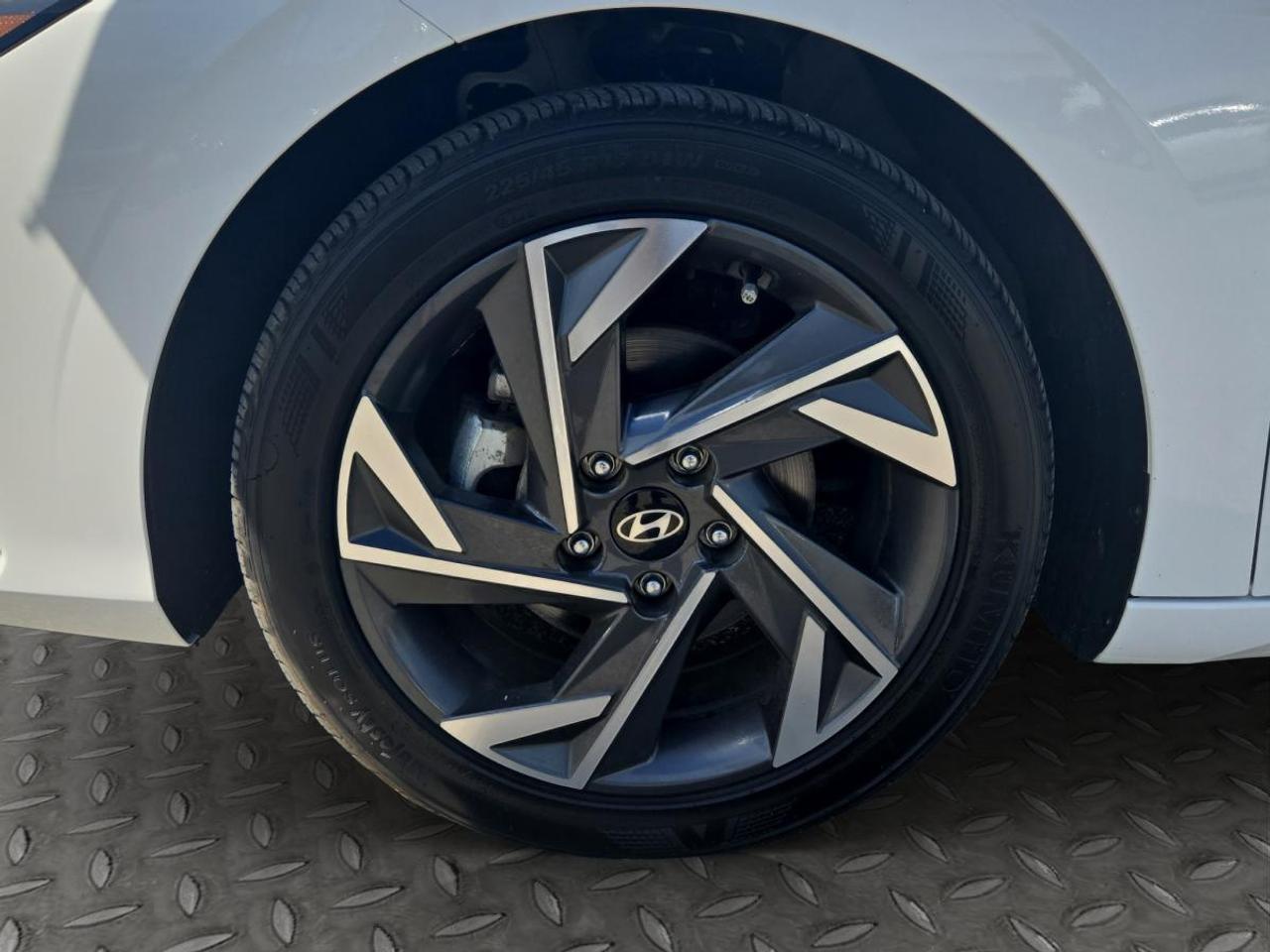 2024 Hyundai Elantra Luxury Photo