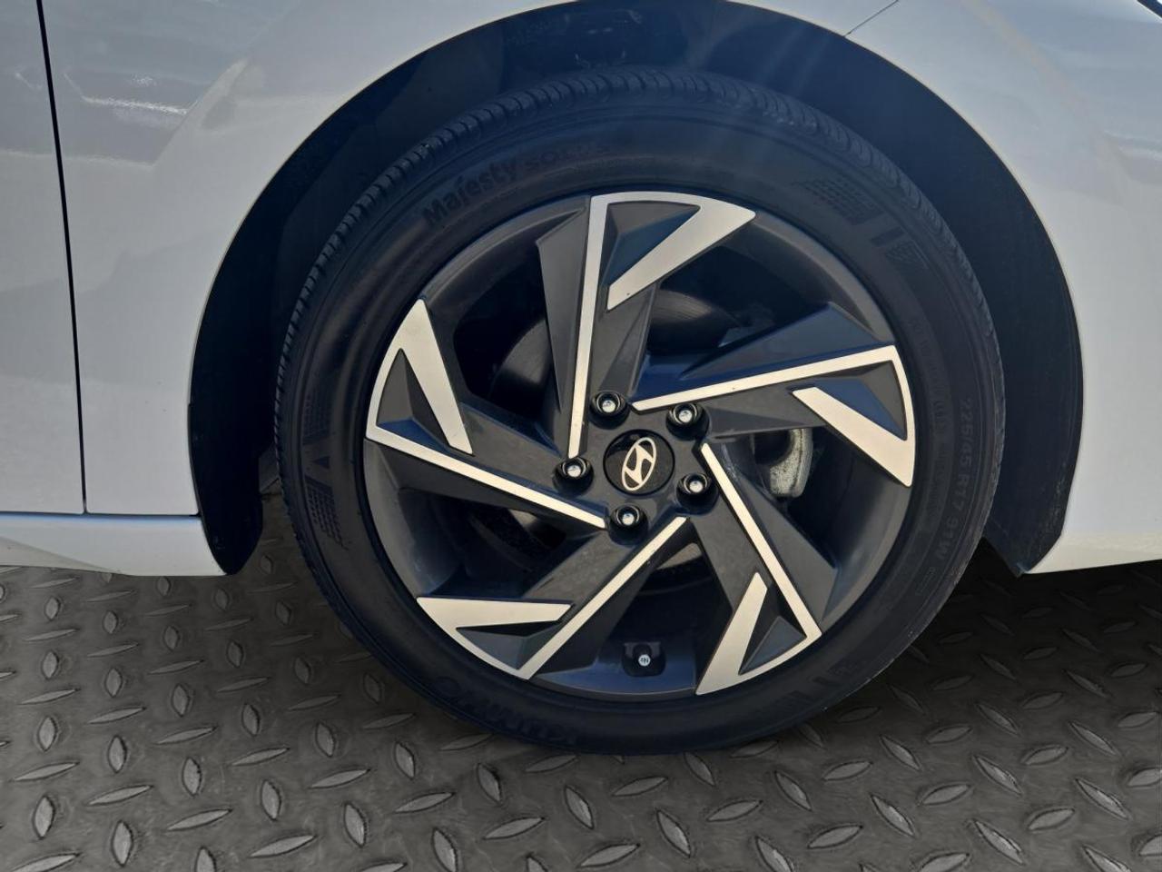 2024 Hyundai Elantra Luxury Photo